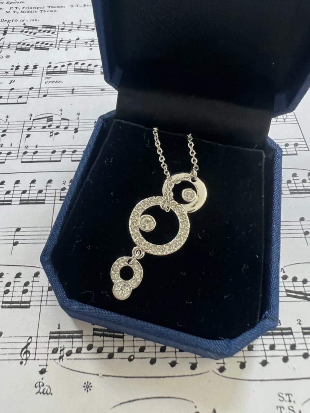 NWOT-Swarovski Crystal Circle Pendant Necklace Silver Tone Sparkling Rhinestone